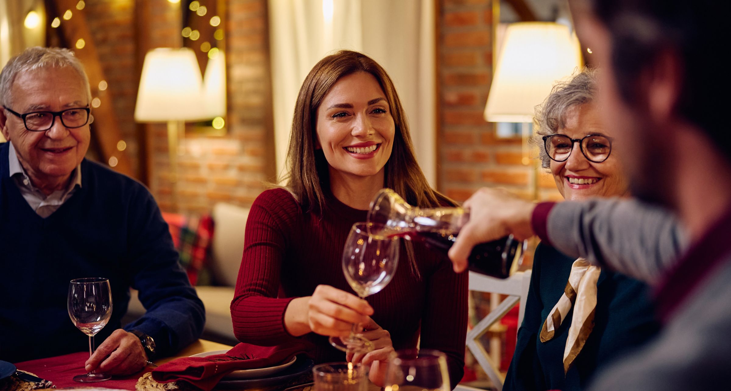 Famiglia seduta per cena durante le festività
